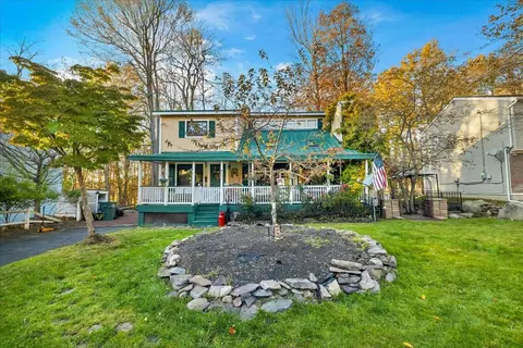 893 Country Place Dr, Tobyhanna, PA 18466