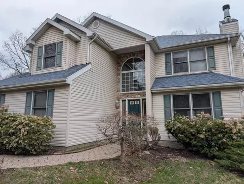 2439 Horseshoe Dr, East Stroudsburg, PA 18301