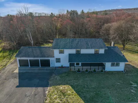 1301 Bunny Ln, Brodheadsville, PA 18322