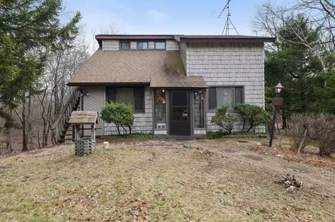 387 Clearview Dr, Long Pond, PA 18334