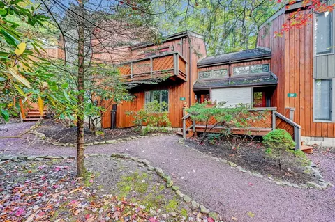 37 Ruffed Grouse Ct, Lake Harmony, PA 18624