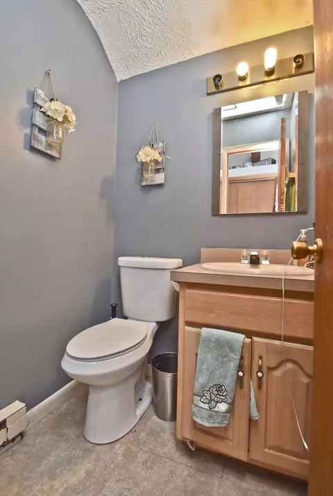 Bath - 1152 Lancaster Dr, Bushkill, PA 18324 photo 2 of 3