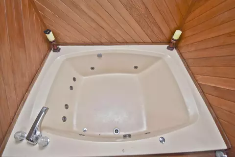 Bath - 1152 Lancaster Dr, Bushkill, PA 18324 photo 3 of 3