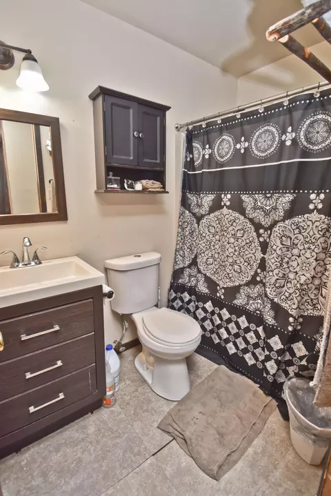 Bath - 1152 Lancaster Dr, Bushkill, PA 18324 photo 1 of 3