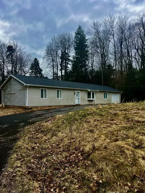 5134 Renaissance Ln, Tobyhanna, PA 18466