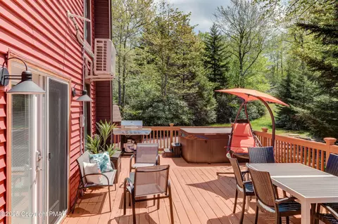 164 Iroquois Trl, Long Pond, PA 18334