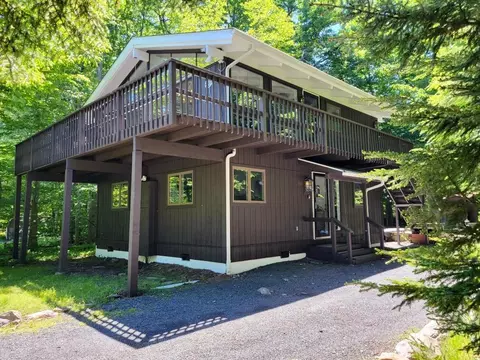 214 Pheasant Pl, Tobyhanna, PA 18466