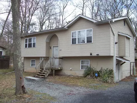 1166 Hunters Woods Dr, East Stroudsburg, PA 18301