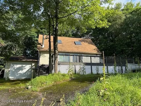 1109 Bob Cat Ct, Long Pond, PA 18334