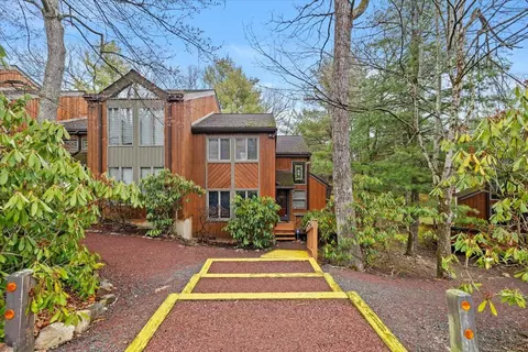 57 Red Fox Ct, Lake Harmony, PA 18624
