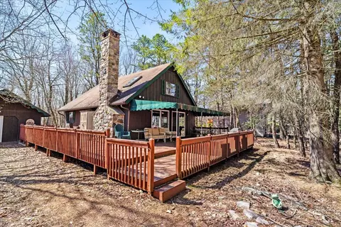 63 Pineknoll Dr, Lake Harmony, PA 18624