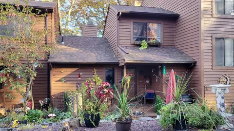 107 Woods Ln, Bushkill, PA 18324