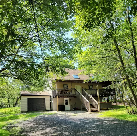 3312 Black Cherry Ct, Long Pond, PA 18334