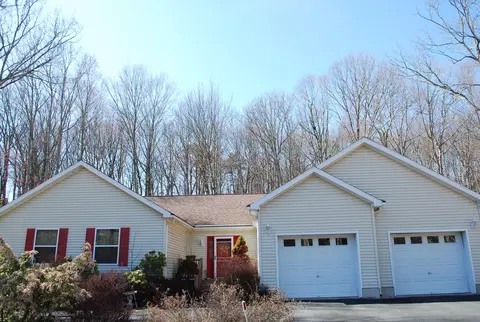 401 Underhill Dr, Tamiment, PA 18371