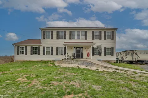 6295 Venture Ct, Slatington, PA 18080