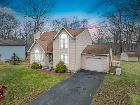 1401 Bear Dr, Bushkill, PA 18324
