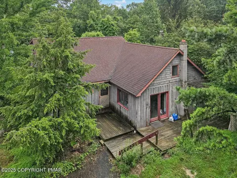 216 Buckhorn Ln, Cresco, PA 18326