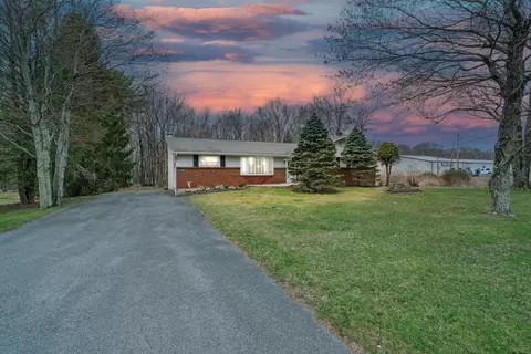 124 Summit Ave, Pocono Summit, PA 18346
