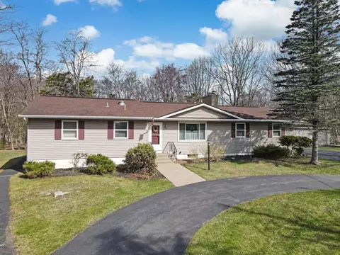 148 Summit Ave, Pocono Summit, PA 18346