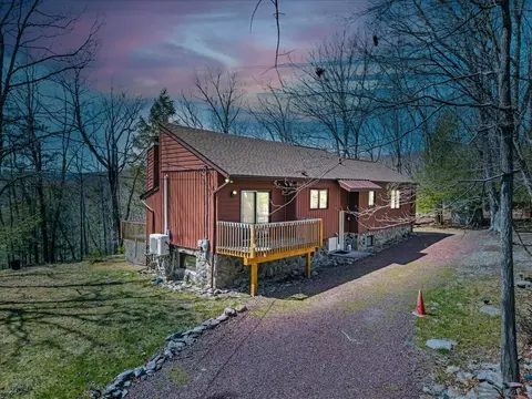 619 Clubhouse Dr, East Stroudsburg, PA 18302