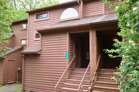 140 English Ct, Bushkill, PA 18324