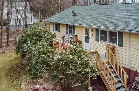 3239 Willow Grove Rd, Pocono Summit, PA 18346