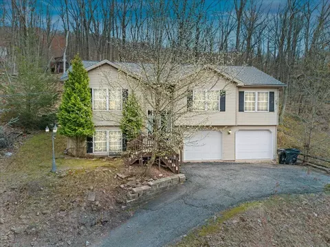 277 Snow Valley Dr, Drums, PA 18222
