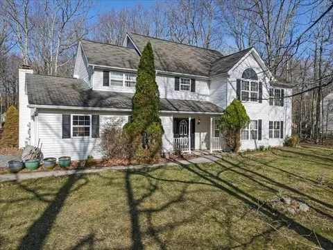 1135 Juno Dr, Effort, PA 18330