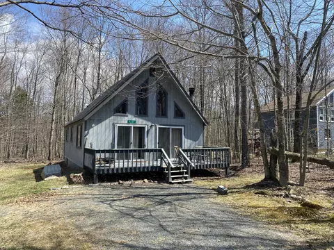 7117 Winnebago Dr, Pocono Lake, PA 18347