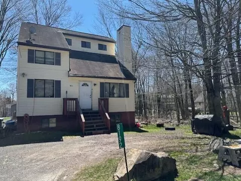 8192 Elk Ct, Tobyhanna, PA 18466
