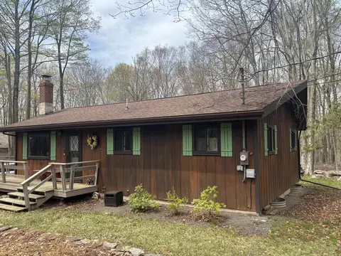77 Sunset Dr, Clifton Township, PA 18424
