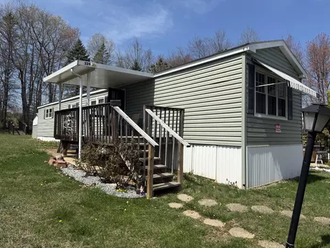 224 Creekside Manor Dr, Lehighton, PA 18235