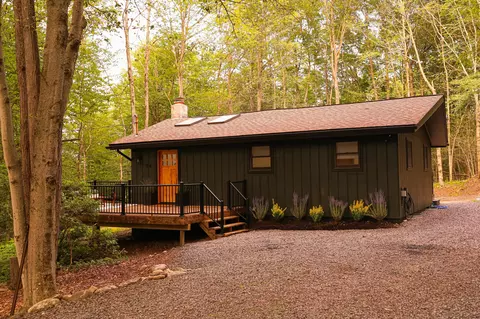 54 Mountainside Dr, Gouldsboro, PA 18424