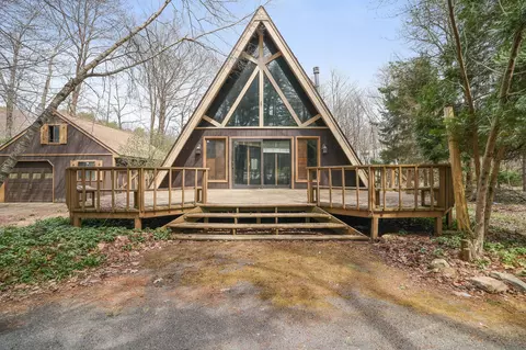 915 Cricket Ln, Long Pond, PA 18334