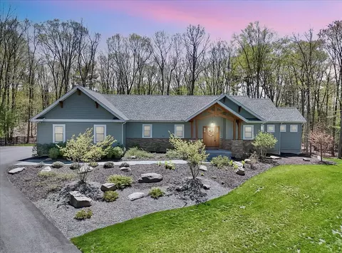 352 Joanne Ct, Bartonsville, PA 18321