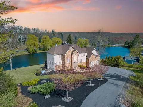 301 Reagan Dr, East Stroudsburg, PA 18301