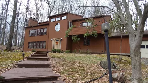 6138 Wales Ct, East Stroudsburg, PA 18301