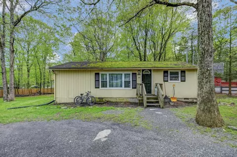 159 Sandstone Dr, Dingmans Ferry, PA 18328