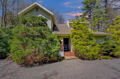 264 Tanglewood Dr, Pocono Pines, PA 18350