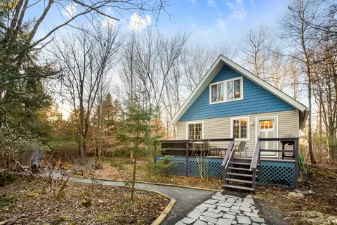 7695 Fawn Ln, Tobyhanna, PA 18466