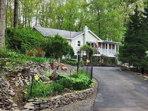 301 Estate Dr, East Stroudsburg, PA 18302