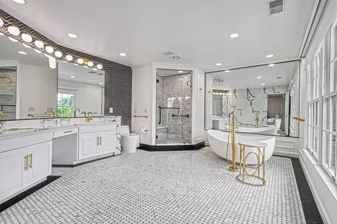 Bath - 1231 Oakside Dr, Bethlehem, PA 18017 photo 4 of 9