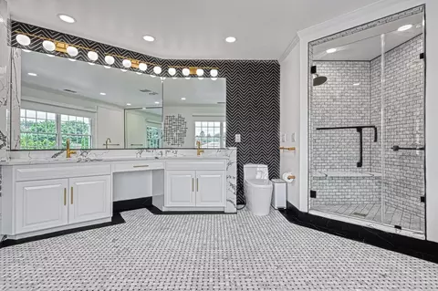 Bath - 1231 Oakside Dr, Bethlehem, PA 18017 photo 3 of 9