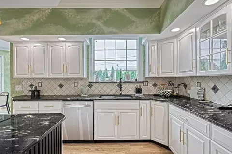 Kitchen - 1231 Oakside Dr, Bethlehem, PA 18017 photo 4 of 11