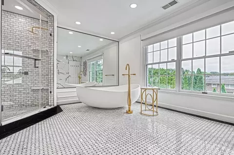 Bath - 1231 Oakside Dr, Bethlehem, PA 18017 photo 5 of 9