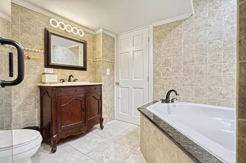 Bath - 1231 Oakside Dr, Bethlehem, PA 18017 photo 8 of 9