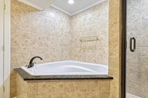 Bath - 1231 Oakside Dr, Bethlehem, PA 18017 photo 9 of 9