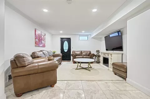 Living - 1231 Oakside Dr, Bethlehem, PA 18017 photo 8 of 8