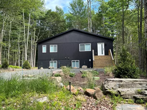 290 Wyomissing Dr, Pocono Lake, PA 18347
