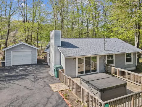 209 Greenbriar Cir, Tobyhanna, PA 18466